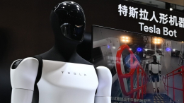 Компанию Tesla обвинили в обмане после видео со странным падением робота