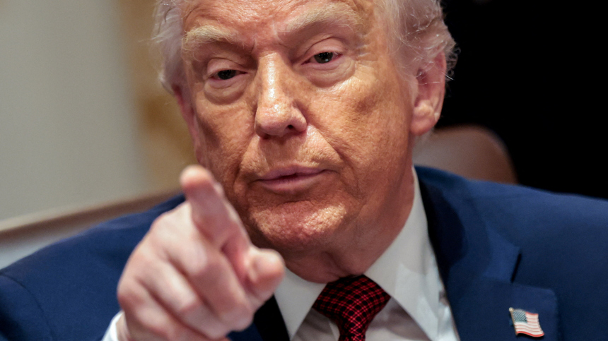 Трамп оскорбил журналистку в ответ на спорный вопрос