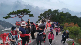 В Китае турист пытался сделать селфи и сорвался с 40-метровой скалы