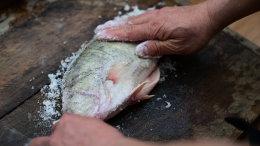 Владелицу китайского ресторана арестовали за кражу рыбных отходов для блюд