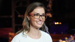 «С приездом, мамуля»: Агата Муцениеце вернулась домой из роддома