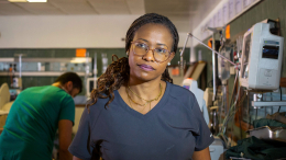 «Приходилось доказывать»: единственная женщина-кардиохирург Зимбабве о работе