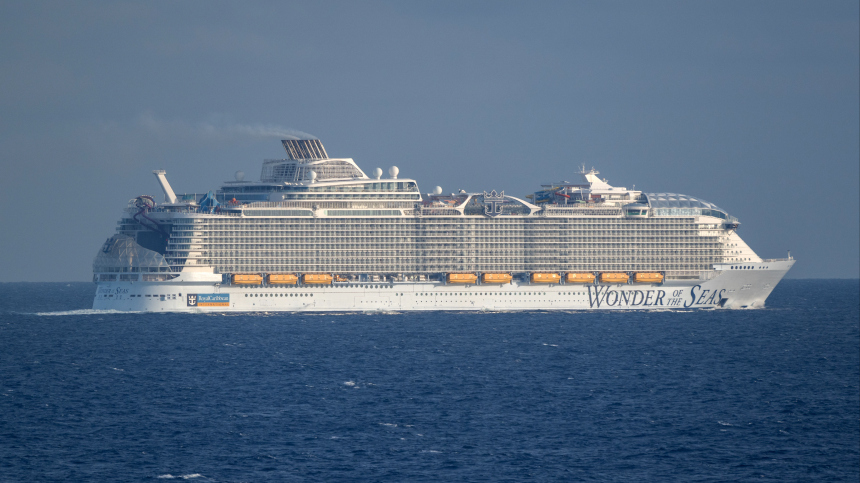 Мужчина выпил 33 коктейля, сорвал с себя одежду и умер на круизном лайнере