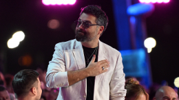 «Слушаем гимн и поем во все горло»: Чумаков — о семейном праздновании Нового года