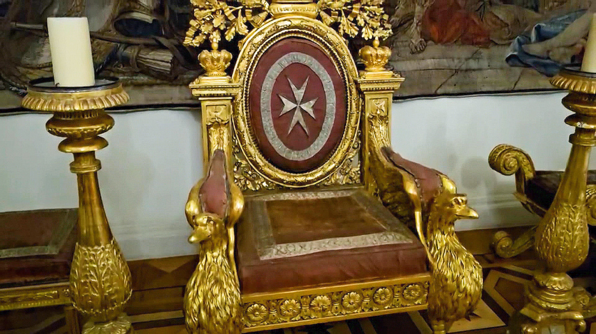 Посетителя Эрмитажа оштрафовали на 850 тысяч рублей за испорченный трон