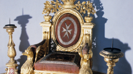 Попытка «посидеть по-царски»: Эрмитаж подал в суд на посетителя, повредившего Мальтийский трон