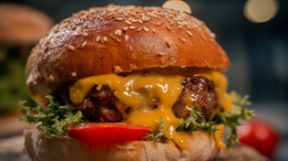 Еда против стресса: почему после тяжелого рабочего дня тянет на пиццу и бургеры