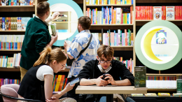 «Базовый вайб страны»: Конституция РФ для зумеров появилась на полках в книжных магазинах