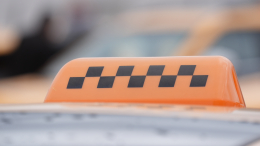 Села в машину с «сувениром» от бабушки: таксист спас пенсионерку от мошенников