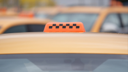 Таксист в Подмосковье помог вернуть деньги пенсионерке, которую обманули мошенники