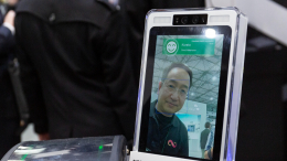 «Нужно уволить»: в Китае чиновники прогуливали работу с помощью бумажных масок