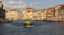 В Венеции женщина угнала курьерскую лодку и на полной скорости врезалась в мост