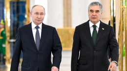 Владимир Путин возложил цветы к монументу Нейтралитета в Ашхабаде