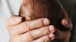 Детектив спас новорожденную девочку на обочине автомагистрали