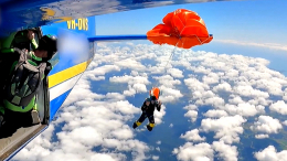 Полет нормальный: парашютист в Австралии зацепился стропами за хвост самолета