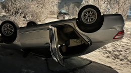 Пьяная пассажирка избила таксиста в Якутии, угнала его машину и попала в аварию