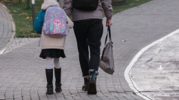 «Называла лахудрой»: мать школьницы пожаловалась депутату на нападки педагога