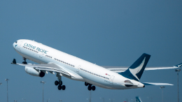 Пассажира арестовали за попытку открыть дверь самолета во время рейса