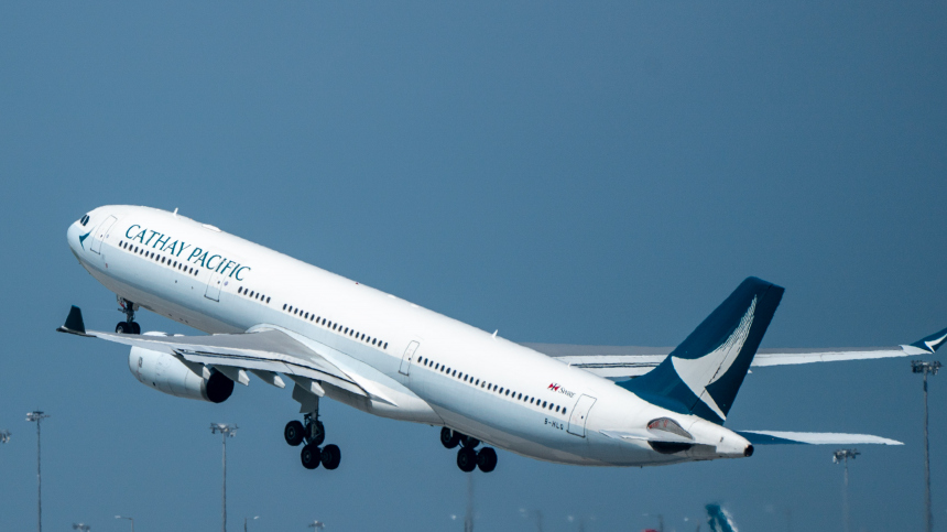 В Гонконге пассажира арестовали за попытку открыть дверь сам