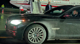 «Помой меня»: президенту Польши подали грязную машину в аэропорту Риги