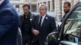 Оставить без единого цента: сын Алена Делона снова подал в суд на сестру из-за завещания отца