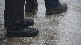 Можно не выбрасывать: как спасти обувь от реагентов зимой