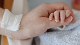 Потеряла близнеца: женщина родила второго ребенка через 40 дней после смерти первого в утробе