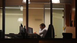 Отдых по правилам: юрист о законности привлечения к работе в новогодние праздники