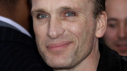 Лужа, разбитое лицо и записка: вызывающее дрожь послание нашли рядом с телом звезды «Криминального чтива»