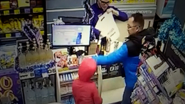 Отец избил дочь за просьбу купить шоколадку в магазине в Химках