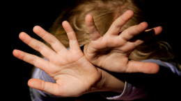 «Даже мат не слышал»: сосед рассказал о семье мужчины, ударившего дочь в Химках