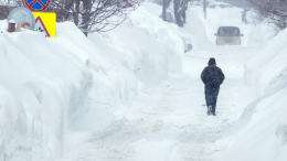 Сотни человек эвакуировали с занесенных дорог в Саратовской области