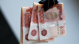 Мать через суд вернула сыну денежный подарок, который отобрал отец