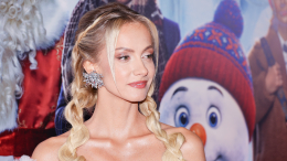 Донашивала чужую одежду и мечтала о кукле: тяжелое детство Полины Максимовой