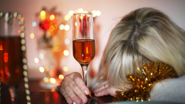 «Фактор риска»: нарколог назвал четыре признака начала алкоголизма у женщин