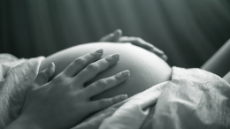 Роды без врачей и миллион подписчиков: трагедия, вскрывшая темную сторону блогерства