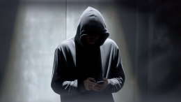 Преследует и угрожает: сталкер годами терроризирует жителей Петербурга