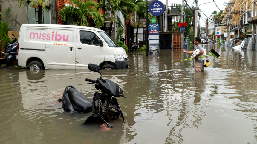 Россиянку смыло потоком воды из-за наводнения на Бали