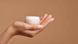 Мягкие объятия согревают: как ухаживать за кожей рук зимой