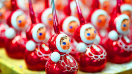 Выделяют токсичные газы: как елочные игрушки отравляют воздух в квартире