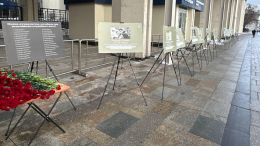 Появились кадры установки плаката с именами живых журналистов на акции в Москве