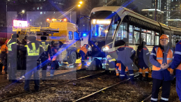 Торопился сесть в такси: мужчина погиб под колесами трамвая в Москве