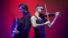 Борьба с Гринчем, куранты в пробке и чудо в лесу: новогодние истории из жизни звезд