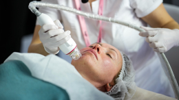 «Хочется сиять»: косметолог о действенных методах подготовки кожи к новогодним праздникам