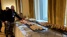 Шведский стол для СМИ: чем угощают журналистов перед прямой линией с Путиным