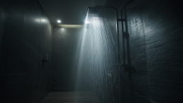 Душ в темноте вместо таблеток? Эксперты обсуждают неожиданный способ заснуть