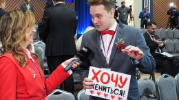 «Выйдешь за меня?» — журналист сделал предложение девушке в эфире «Итогов года»