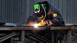 Путин: Рабочие профессии в России становятся все престижнее