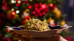 Худшая комбинация: гастроэнтеролог рассказал, с чем нельзя сочетать салат оливье