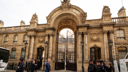 Сотрудник Елисейского дворца два года воровал фарфор с приемов